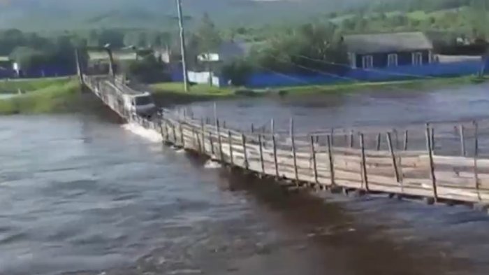 Conductor cayó al río con su camión tras cruzar puente colgante de madera que colapsó