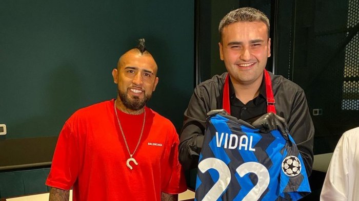 Vidal compartió con famoso chef turco y le regaló una camiseta del Inter