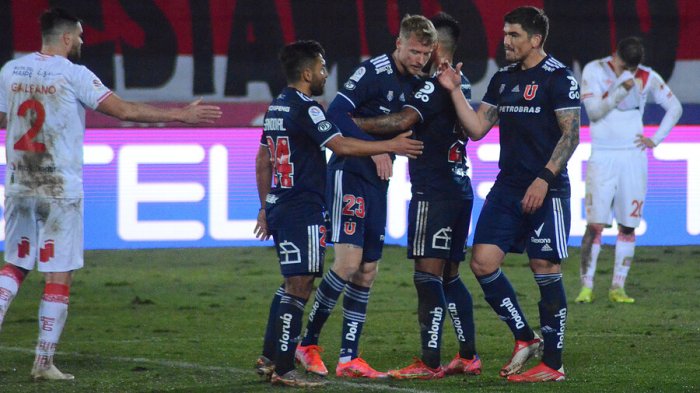 La U escaló en la tabla tras superar a Curicó en un duelo que terminó con polémica