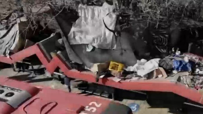 Personas en situación de calle viven en carpas sobre paraderos de Recoleta