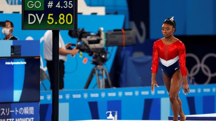 Simone Biles se retira de la final por equipos