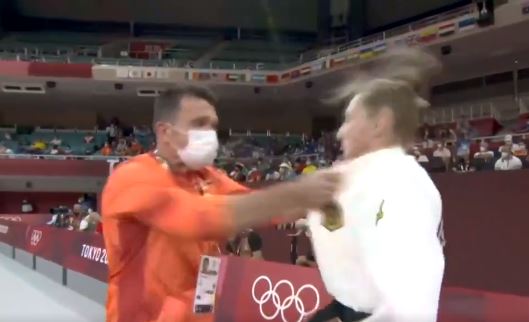 La cacheteó y zamarreó antes de competir: La polémica 