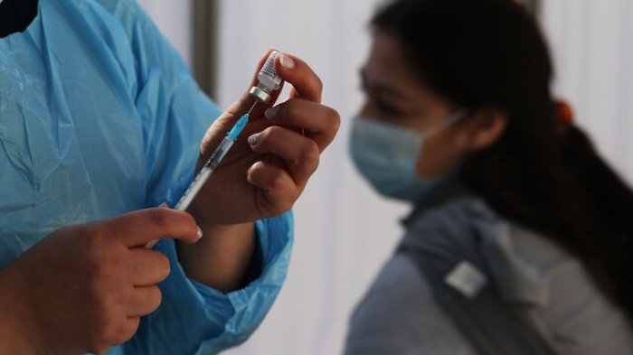 Uruguay aprobó tercera dosis: Administrarán vacuna de Pfizer a los inoculados con Sinovac