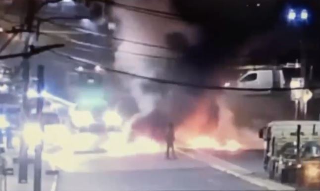 Carabineros trabajan en la remoción de barricadas incendiarias en Santa Rosa con Vespucio