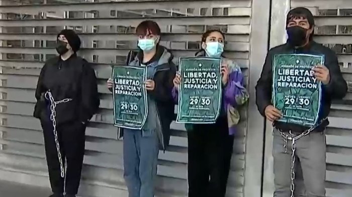 Se encadenaron al portón: Secundarios protestan por libertad de detenidos en 18-O en Centro de Justicia