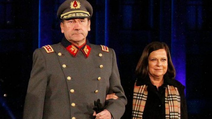 Ana María Pinochet, esposa del ex general Fuente-Alba, queda con arraigo nacional por delito de lavado de dinero