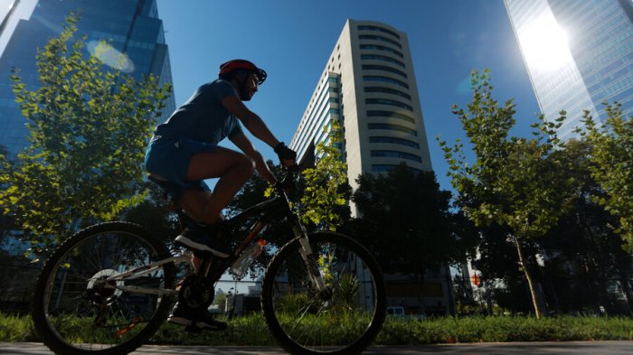 Huinchas reflectantes y traslado de menores: Así son las nuevas exigencias en ciclovías