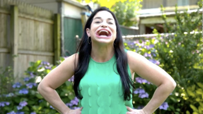 Samantha Ramsdell, la mujer que ganó un récord Guinness por tener la boca más grande del mundo