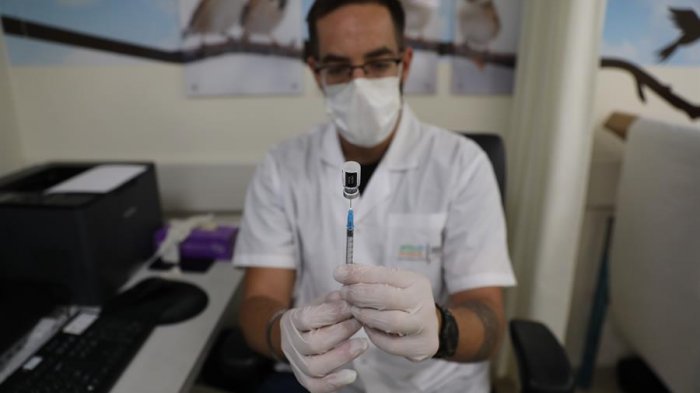 Reino Unido planifica ofrecer tercera dosis en septiembre a mayores de 50 años