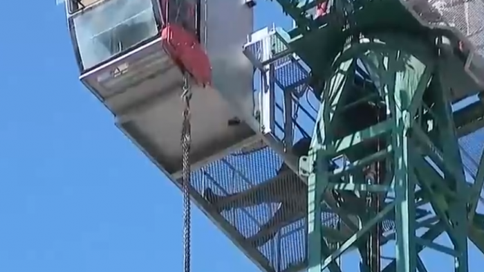 Trabajador protesta sobre grúa a 40 metros de altura en Santiago Centro: Exige pago de su sueldo