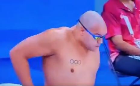 Comentaristas se rieron en transmisión del físico de nadador olímpico en Tokio 2020