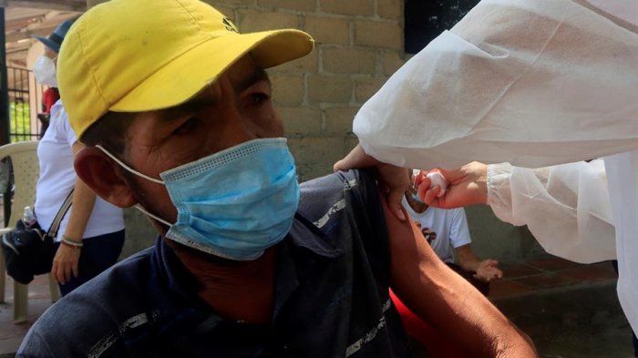 Polémica en Colombia: Municipio pretendía crear un toque de queda para antivacunas, pero el Gobierno negará el decreto