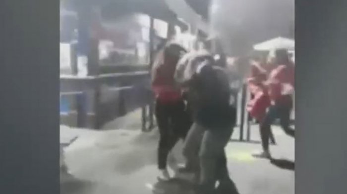 Botellazos y tirones de pelo: Jóvenes se pusieron a pelear en Fantasilandia por no respetar la fila