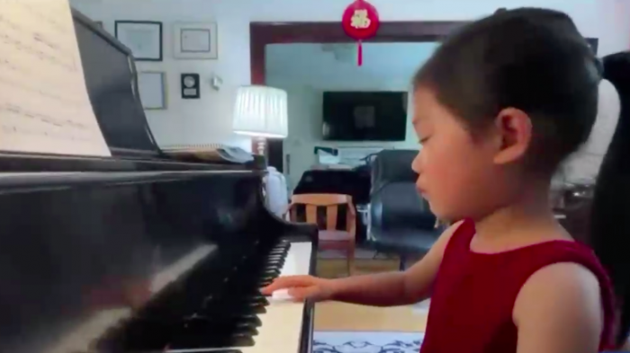 Niña prodigio sorprende al tocar el piano: Tiene 4 años y aprendió en pandemia