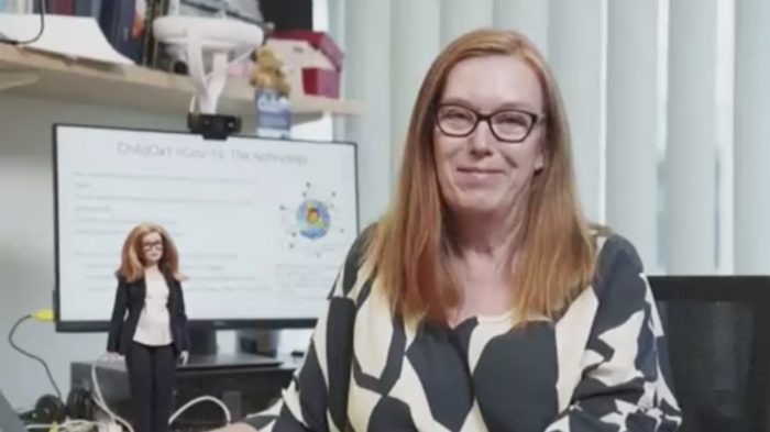 Científica Sarah Gilbert: Barbie homenajea a creadora de vacuna contra el COVID-19