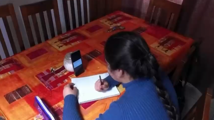 Demora en entrega de computadores complica a 150 mil estudiantes en clases online