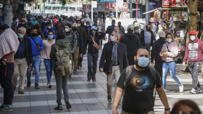 Luis Riveros, economista, y cifras del Imacec: “El consumo se está financiando con deudas”