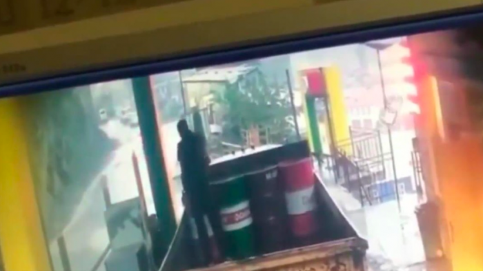 ¡Se salvó! Hombre estuvo a centímetros de ser aplastado por una roca en una bencinera