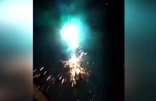 Vecinos de Pedro Aguirre Cerda en alerta por explosiones en el tendido eléctrico en medio de sus casas