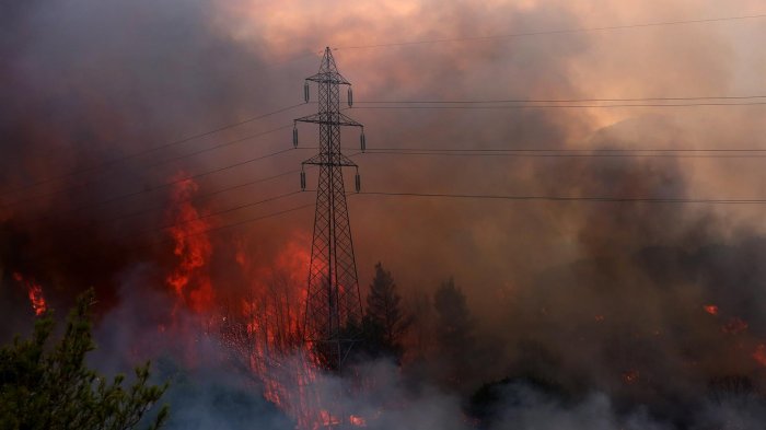 Grecia continúa intentando controlar incendios en medio de la peor ola de calor en los últimos 40 años