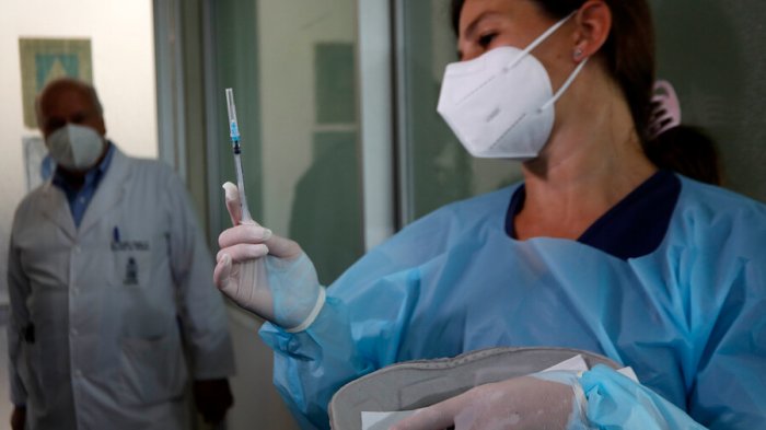 Dosis de refuerzo: Daza explicó que se aplicará AstraZeneca debido a que “la respuesta inmune ha sido muy positiva”