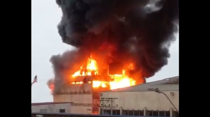 Gran incendio se registra en distribuidora industrial en Iquique: Bomberos intenta controlar el siniestro