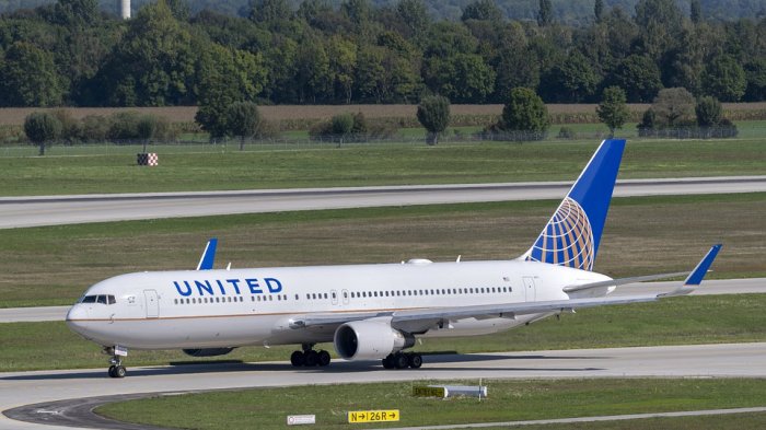 United Airlines despedirá a trabajadores que no estén vacunados contra el COVID-19