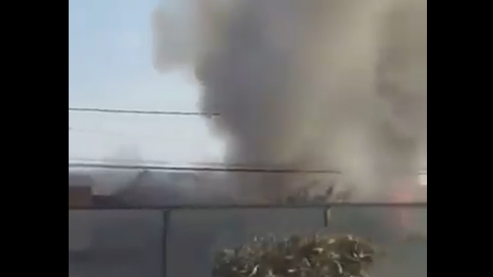 Bomberos combate incendio en Recoleta: Helicóptero habría chocado con tendido eléctrico del sector