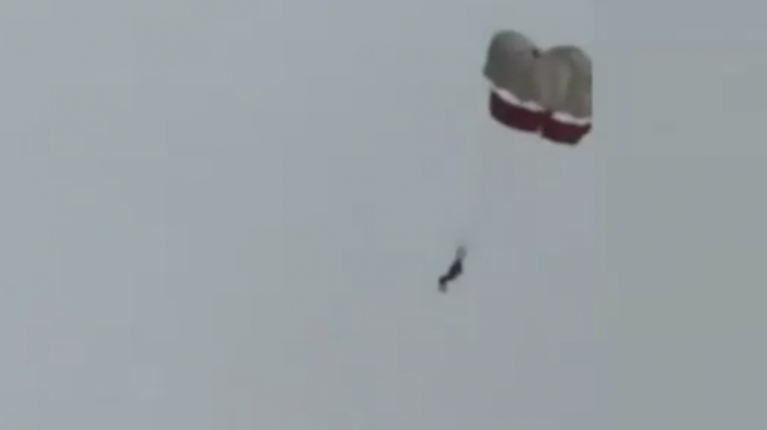 Se soltó de lancha: Mujer en paracaídas voló sin control por sobre las casas de Puerto Vallarta