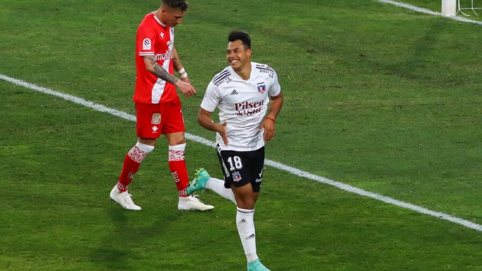 Colo Colo alcanzó momentáneamente el liderato exclusivo tras derribar a Curicó
