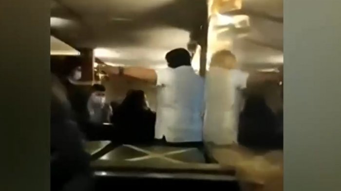 Polémica por administrador de un pub que echó a gritos a personas sin Pase de Movilidad