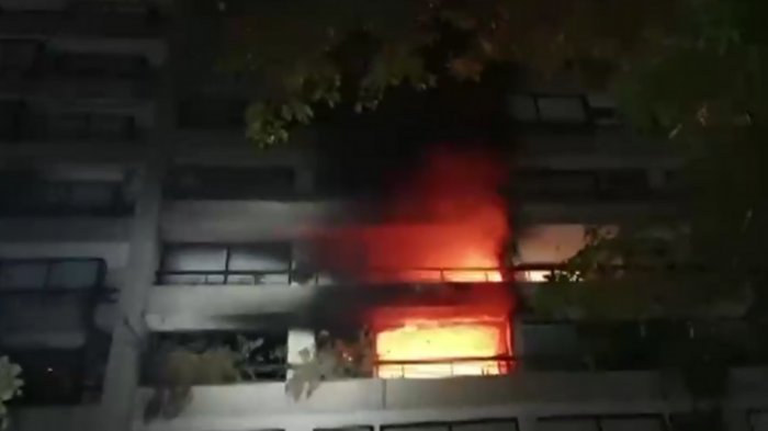 Incendio movilizó a 18 carros de bomberos en Las Condes: Dos departamentos terminaron deteriorados