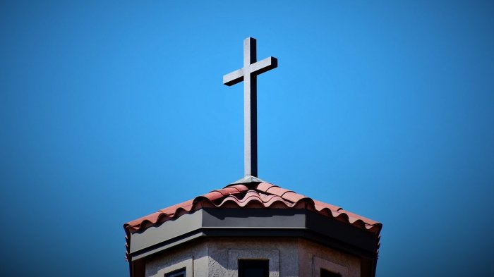 Sacerdote autor de reconocidas canciones de misas es denunciado por abuso sexual contra niños