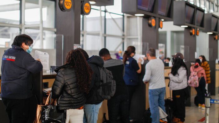 Homologación de vacunas y hoteles de tránsito: La odisea del regreso a Chile por protocolo COVID-19