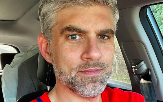 Manuel De Tezanos se rapó en vivo por una apuesta de fútbol: 