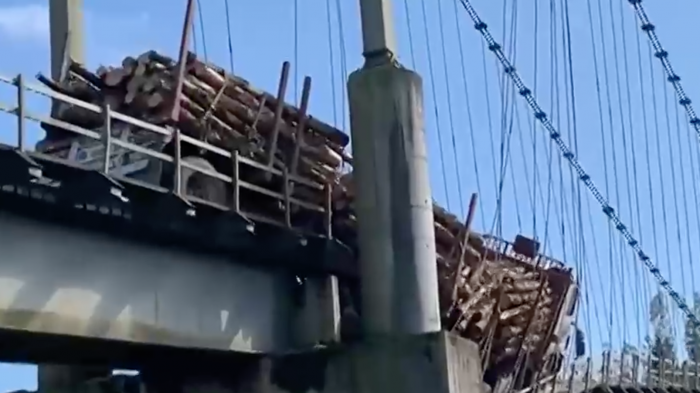 Estructura colapsó: Camión quedó colgando de un puente tras sobrepasar límite de tonelaje