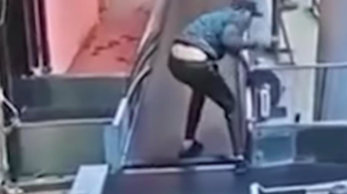 Cámaras captaron a hombre en estado de ebriedad ingresando a la cinta de equipaje de un aeropuerto