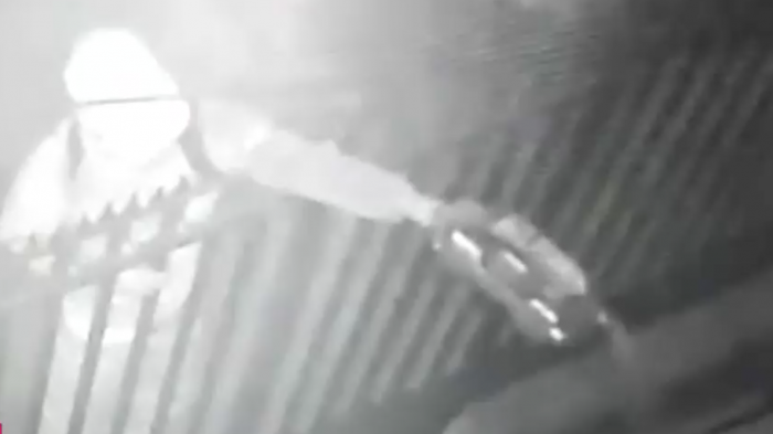 Víctima pide protección: Vecino le quemó su auto en el antejardín y sigue en libertad