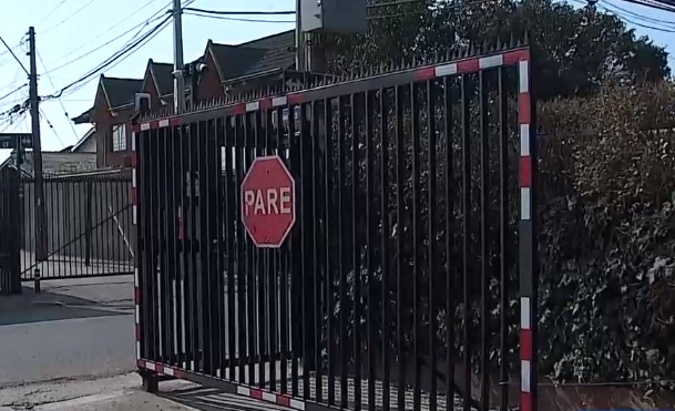 Vecinos de Maipú y Lo Prado pusieron portones en sus pasajes para frenar la delincuencia: La ley no los ampara