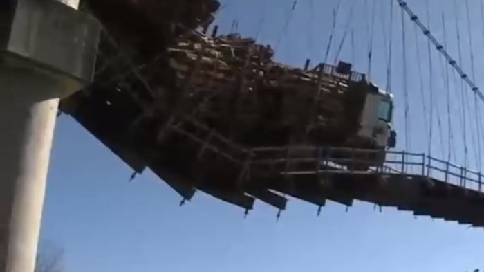 Este jueves terminarán las labores: Así será el complejo procedimiento para retirar camión atrapado en puente