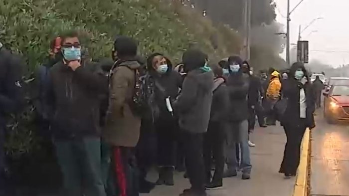 Fila gigantesca en vacunatorio de Maipú: Personas llegaron durante la madrugada para asegurar cupo