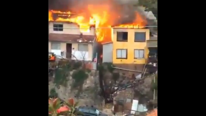 Incendio consume varias casas en Valparaíso: Bomberos informa que siniestro está controlado