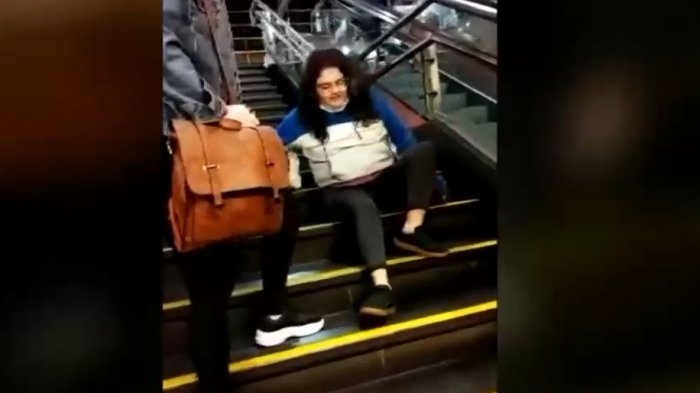 Mujer en situación de discapacidad tuvo que bajar arrastrándose por escaleras del Metro: No había ascensor