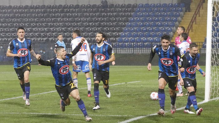 La UC cayó ante Huachipato en un diluvio y se complicó en la lucha por el liderato