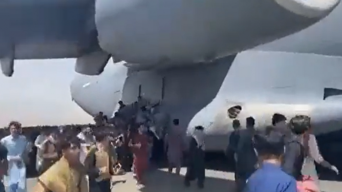 Maniobra desesperada: Decenas de personas se aferran a fuselaje de avión para escapar de Afganistán