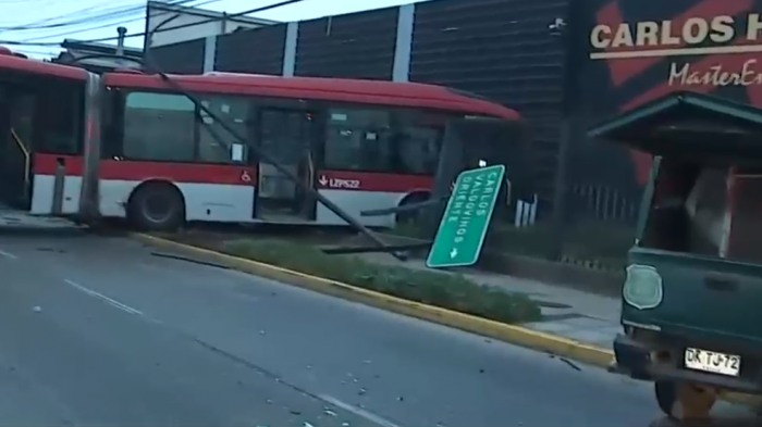 Bus del transantiago terminó inscrustado en empresa tras chocar con vehículo de gendarmería