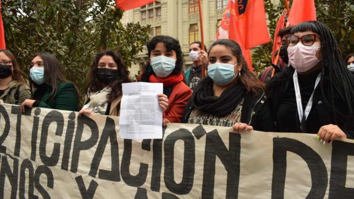 Presidenta de las JJ.CC. realiza protesta para bajar a 14 años la edad de votación en el plebiscito de salida