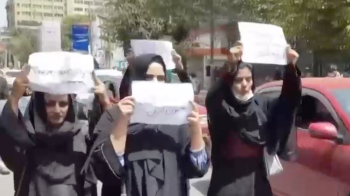 Crisis en Afganistán: Mujeres protestan y desafían al talibán por sus derechos