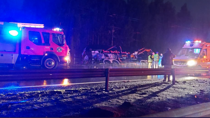Teno: Colisión múltiple provocó volcamiento de bus con pasajeros en Ruta 5 Sur