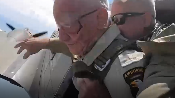 Veterano de la Segunda Guerra Mundial cumplió 100 años y lo celebró saltando en paracaídas